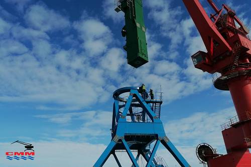 Специалисты 'СММ' монтируют портальный кран в порту Певек