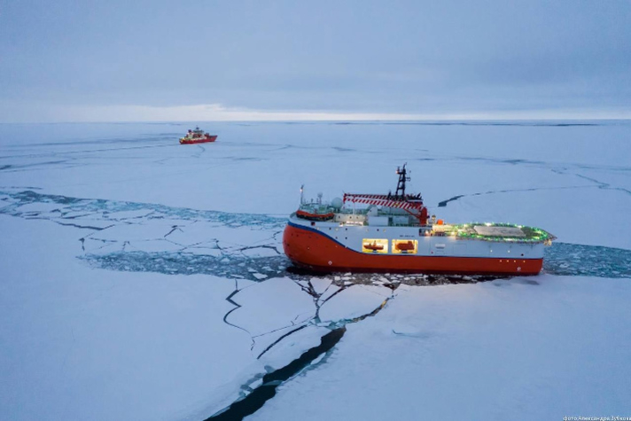 НЭС 'Академик Трёшников' доставило полярников на платформу 'Северный полюс'