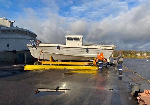 Корабелы 'Пеллы-Фиорд' спустили на воду композитный катер для 'Адмирала Кузнецова'