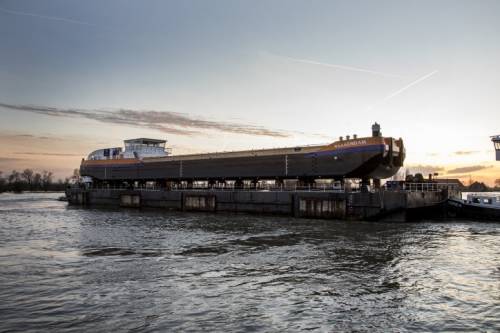 В Нидерландах построили крановое судно на СПГ