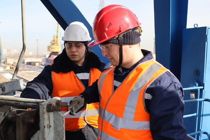 Красноярский речной порт запустил программу обучения слесарей по ремонту перегрузочных машин