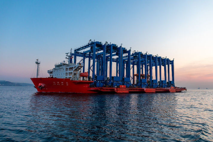 Во Владивостокский морской торговый порт прибыли 11 новых контейнерных кранов