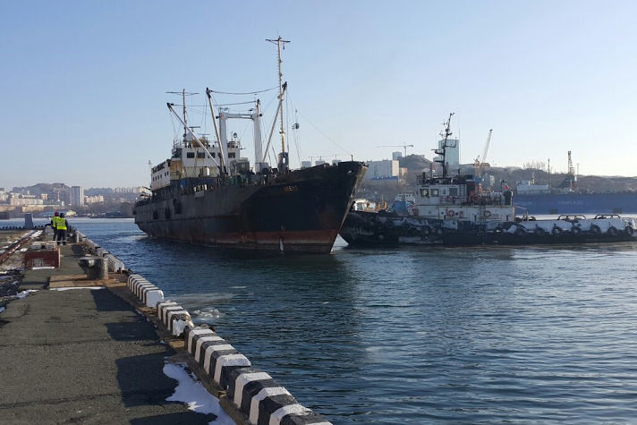 Плавбаза 'Алеут' проходит ремонт в морском порту Диомид