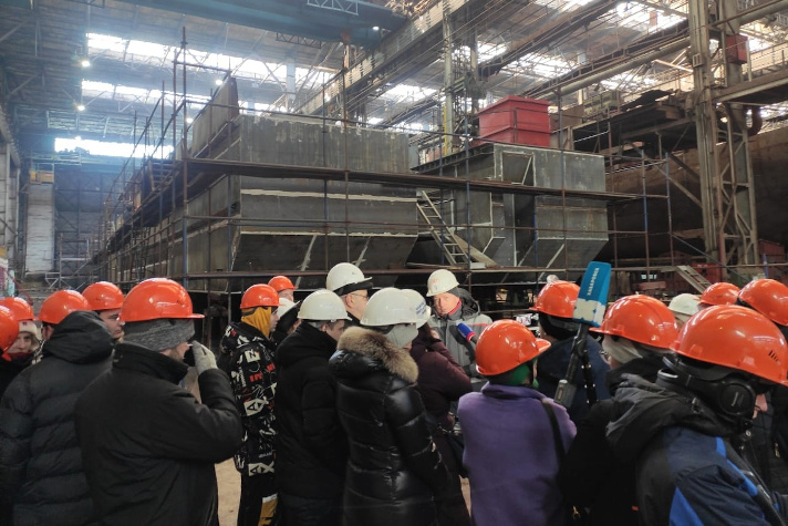 Хабаровский судостроительный завод посетили студенты и представители туриндустрии