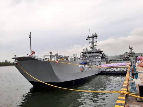 ВМС Индии получили новый десантный корабль
