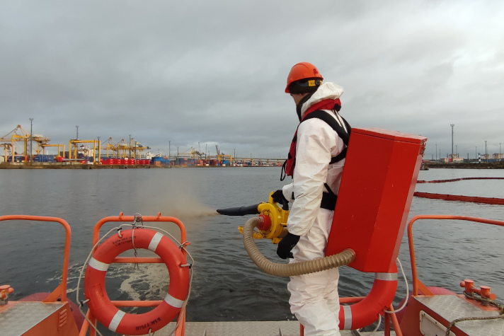 В Большом порту Санкт-Петербург отработали борьбу с аварийным нефтеразливом