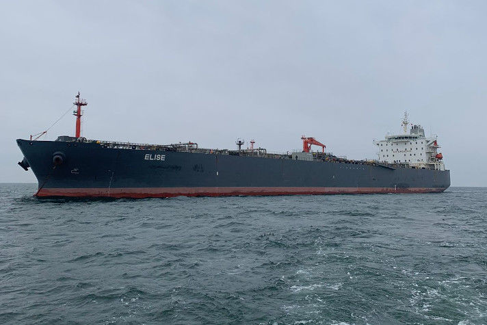 Водолазы 'Морспасслужбы' пришли на помощь танкеру на рейде порта Балтийск