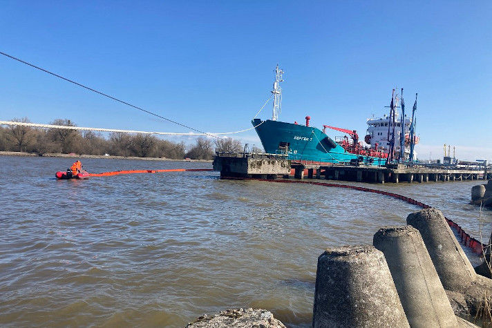 В порту Калининград отработали ликвидацию разлива нефтепродуктов при бункеровке