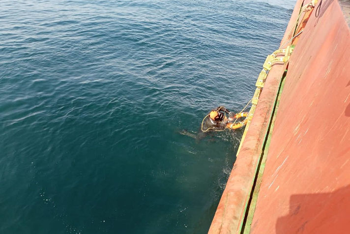 Спасательное судно 'Отто Шмидт' пришло на помощь терпящему бедствие в море
