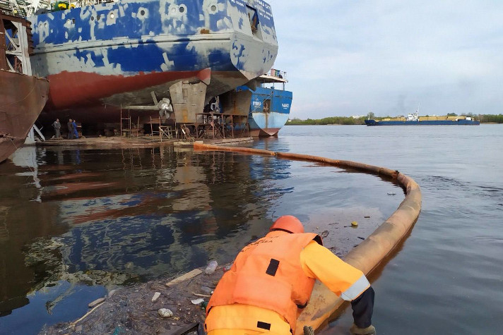 Специалисты 'Морспасслужбы' предотвратили загрязнение нефтью акватории Волги