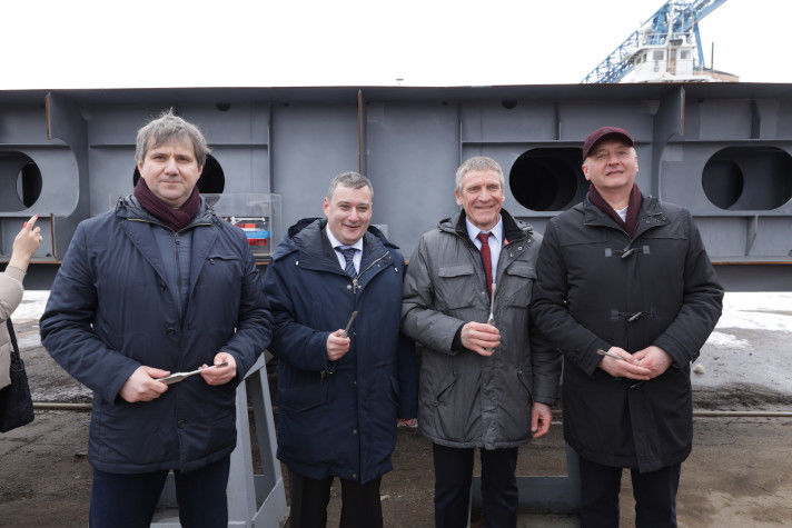 На заводе 'Нефтефлот' заложили грузопассажирское судно проекта PV27