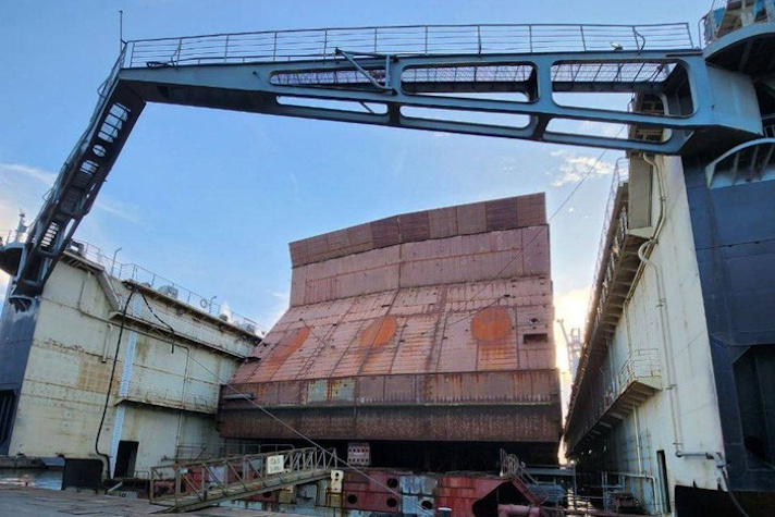 На заводе 'Янтарь' поставили в док центральную часть ледостойкой платформы для Карского моря