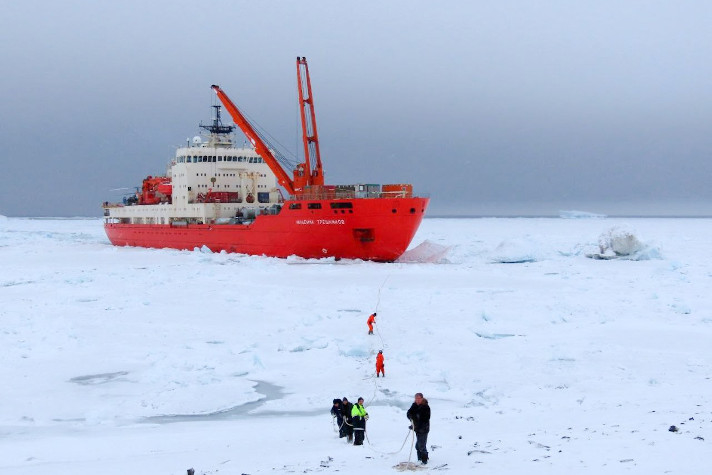 Судно 'Академик Трёшников' доставило смену полярников на ледовую базу на Северной Земле