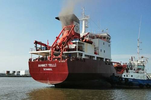 Лоцман 'Росморпорта' обеспечил буксировку горящего судна в морском порту Темрюк