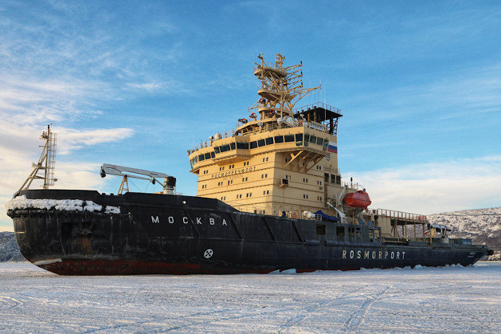 Ледокол 'Москва' выполнил первую ледокольную проводку методом лидирования в порту Магадан