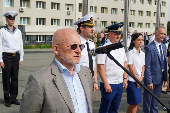 Группа 'Русский краб' поздравила курсантов морского колледжа Владивостока с Днем знаний