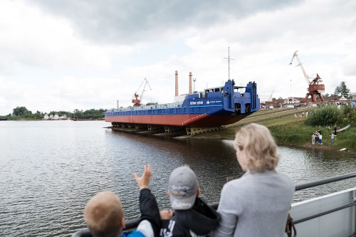 В Томской области спустили на воду первую баржу для ЕРП