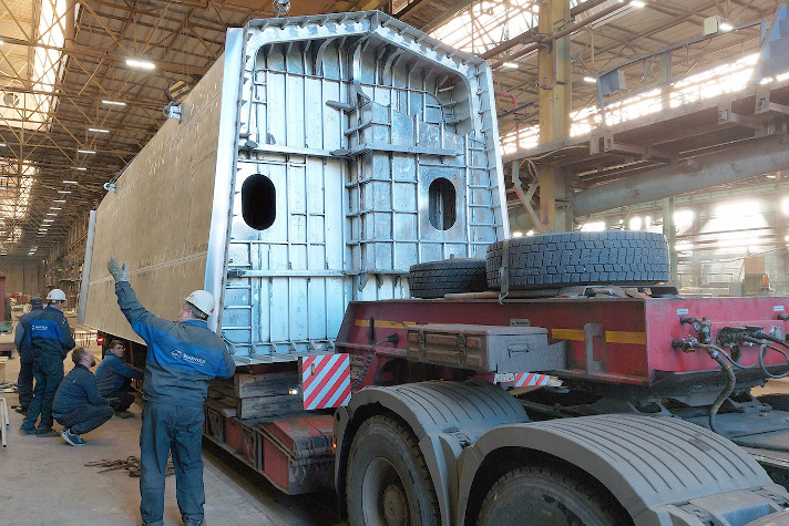 Завод 'Вымпел' отправил в Иркутск первые секции катамарана проекта HSC150В