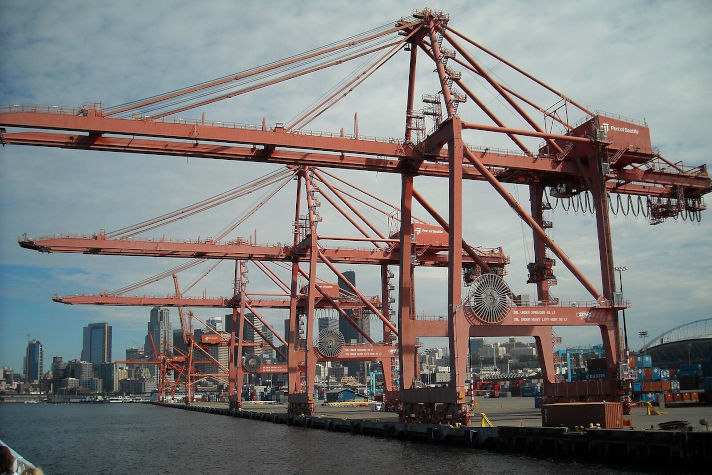 Власти США намерены заменить китайские краны во всех портах страны