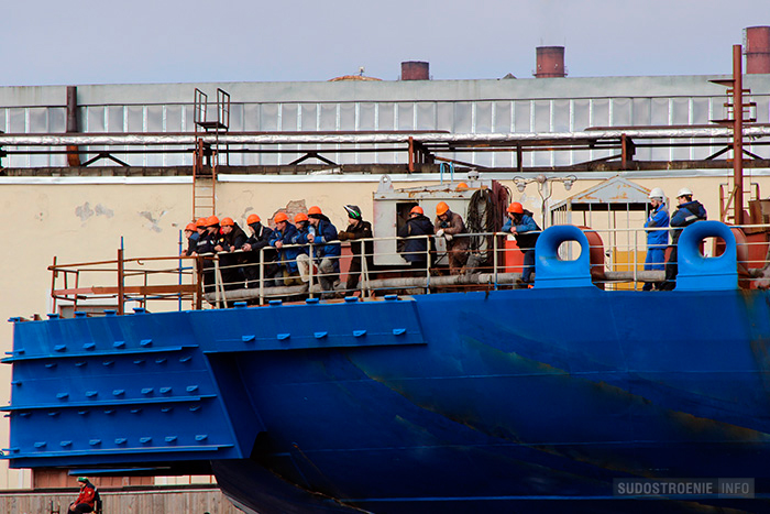Работники Балтийского завода на начале буксировки ПЭБ "Академик Ломоносов"