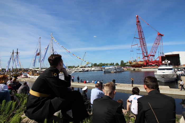 Зрители церемонии спуска на воду корабля "Полтава"