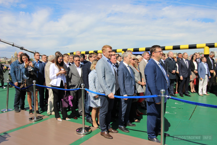 Участники церемонии поднятия флага на ледоколе "Александр Санников"