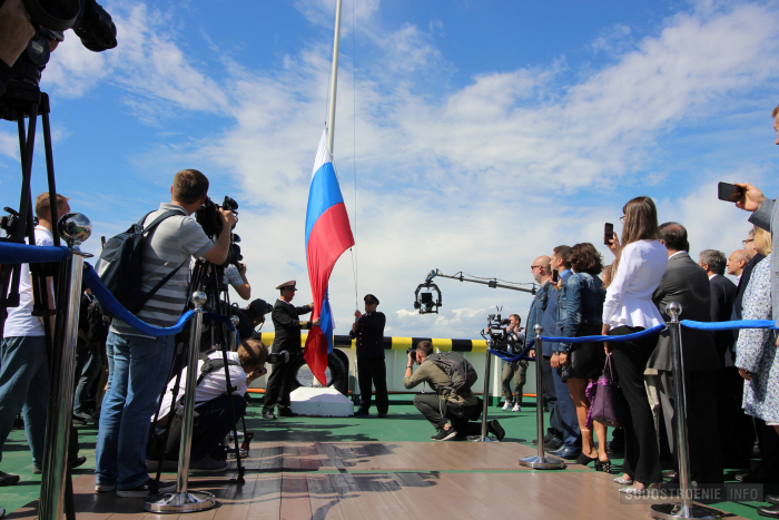 Поднятие флага РФ на ледоколе "Александр Санников"