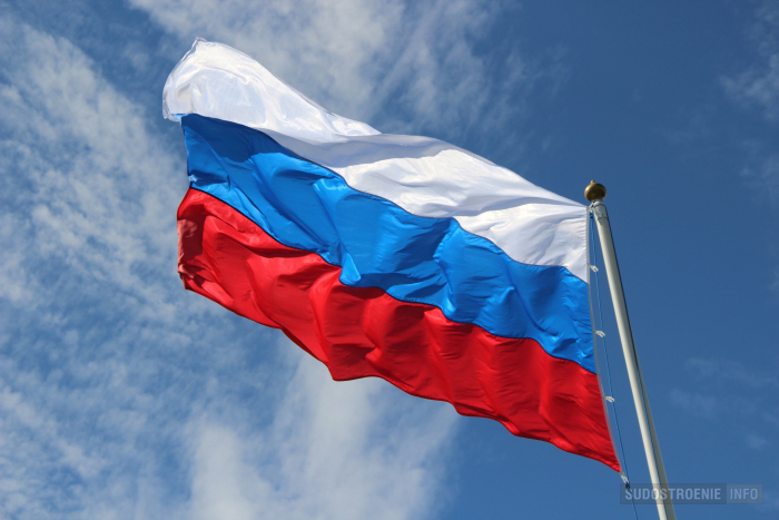 Флаг РФ на ледоколе "Александр Санников"