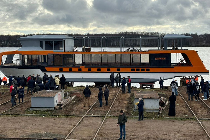  Спуск на воду электросудна "Минин" / Фото: "Чкаловская судоверфь"