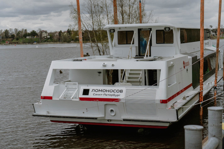 Спуск на воду элеткросудна "Ломоносов" / Фото: "ВодоходЪ. Пассажирский Порт"