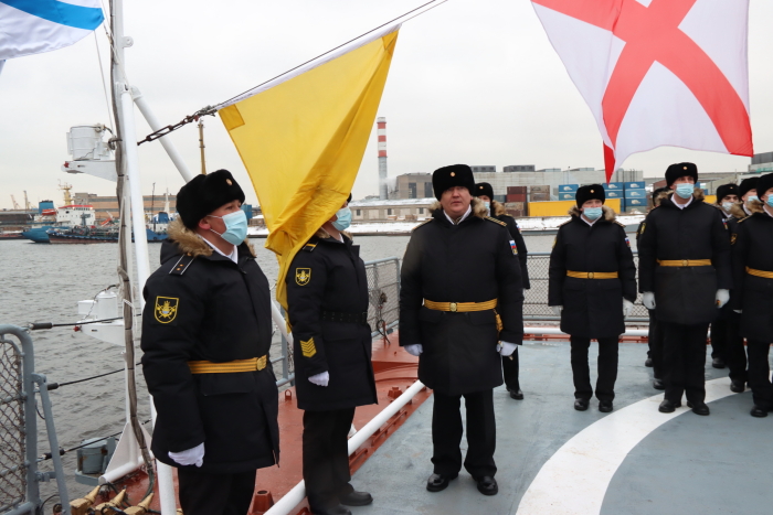 Подъем Андреевского флага на корвете "Гремящий"