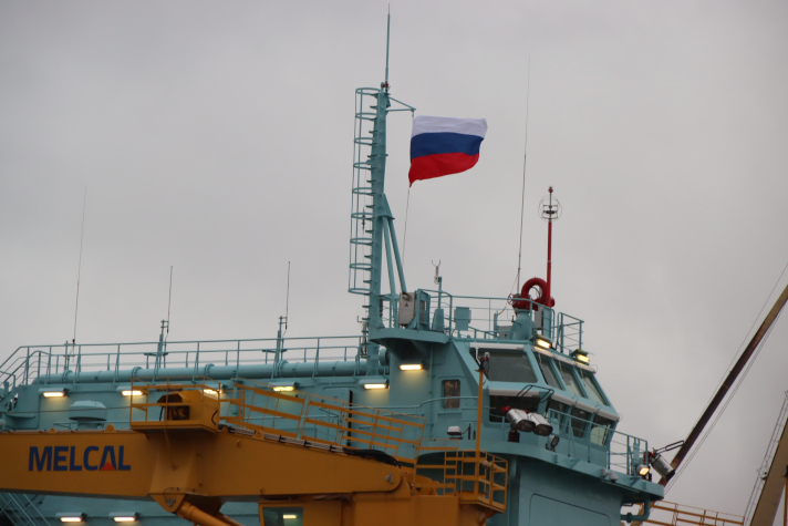 Подъем флага на ледоколе "Урал"