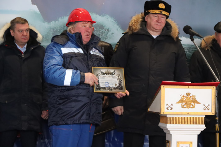 Вручение наград на церемонии закладки корабля ПМО "Семён Агафонов"