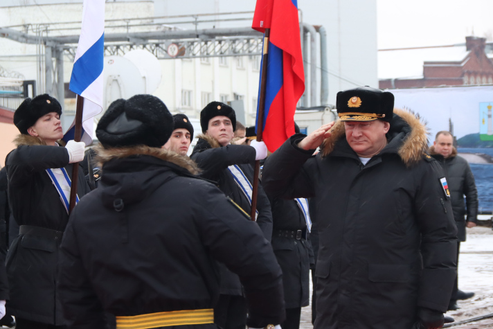Церемония поднятия флага на ДЭПЛ "Кронштадт"