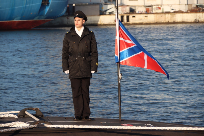 Подъем Андреевского флага на ДЭПЛ "Магадан"