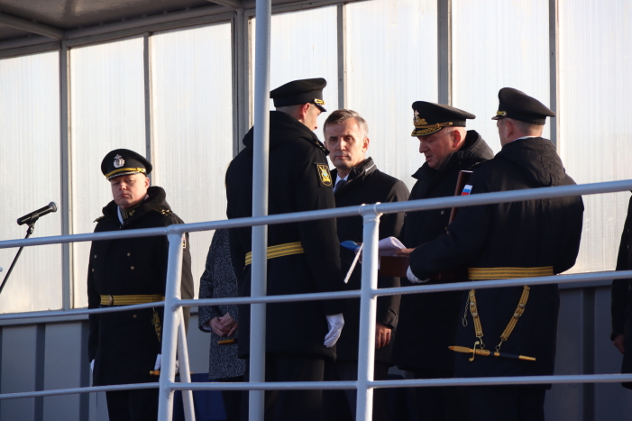 Подъем Военно-морского флага на ДЭПЛ "Магадан"