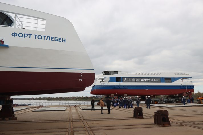 На Средне-Невском судостроительном заводе спустили на воду два катамарана для 
