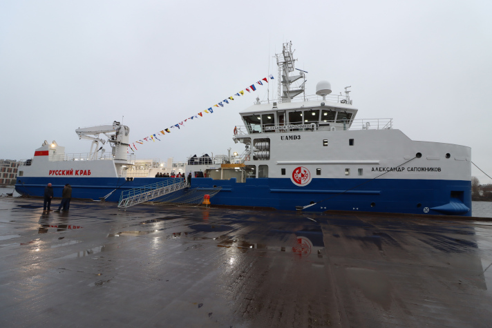 Поднятие флага на краболове "Александр Сапожников"