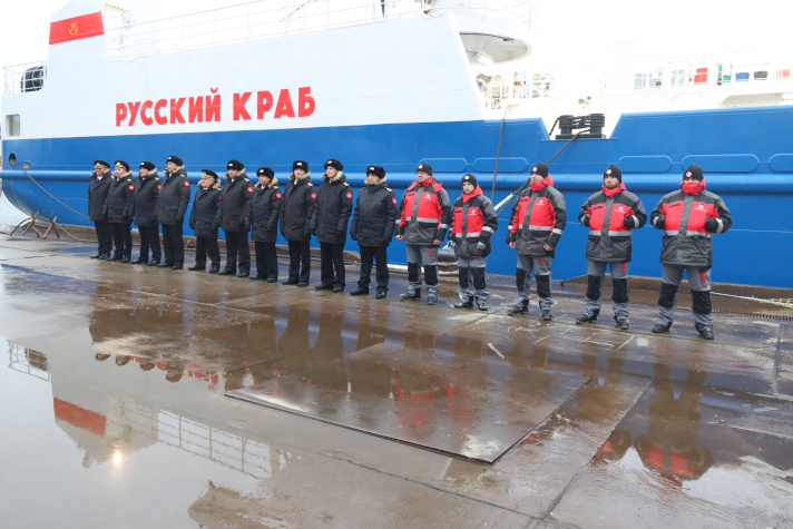 Поднятие флага на краболове "Александр Сапожников"