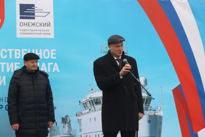 Поднятие флага на краболове "Александр Сапожников"