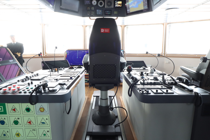 Большой морозильный рыболовный траулер "Капитан Юнак"