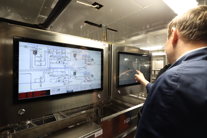 Большой морозильный рыболовный траулер "Капитан Юнак"