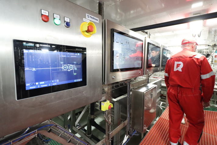 Большой морозильный рыболовный траулер "Капитан Юнак"