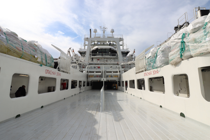 Большой морозильный рыболовный траулер "Капитан Юнак"