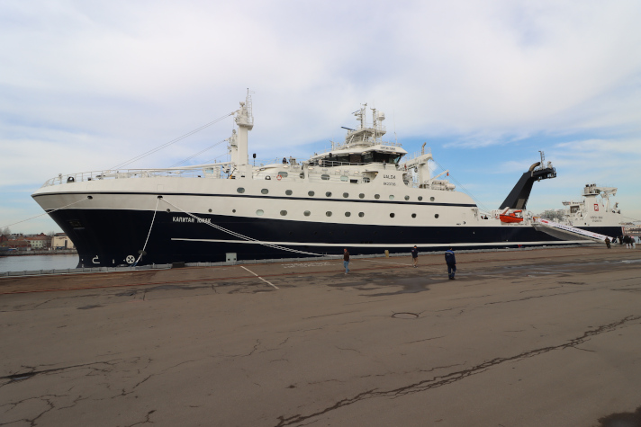 Большой морозильный рыболовный траулер "Капитан Юнак"