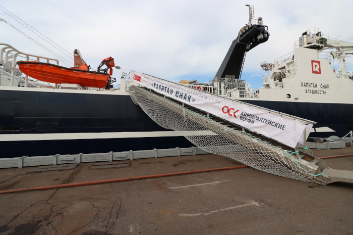 Большой морозильный рыболовный траулер "Капитан Юнак"