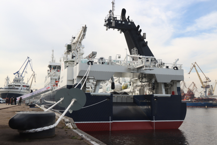 Большой морозильный рыболовный траулер "Капитан Юнак"