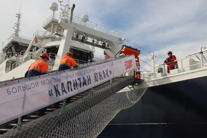 Большой морозильный рыболовный траулер "Капитан Юнак"