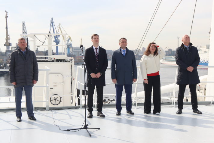 Подъем флага на траулере "Капитан Юнак"