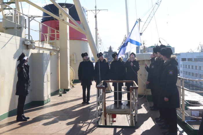 Подъем Андреевского флага на ледоколе "Красин"
